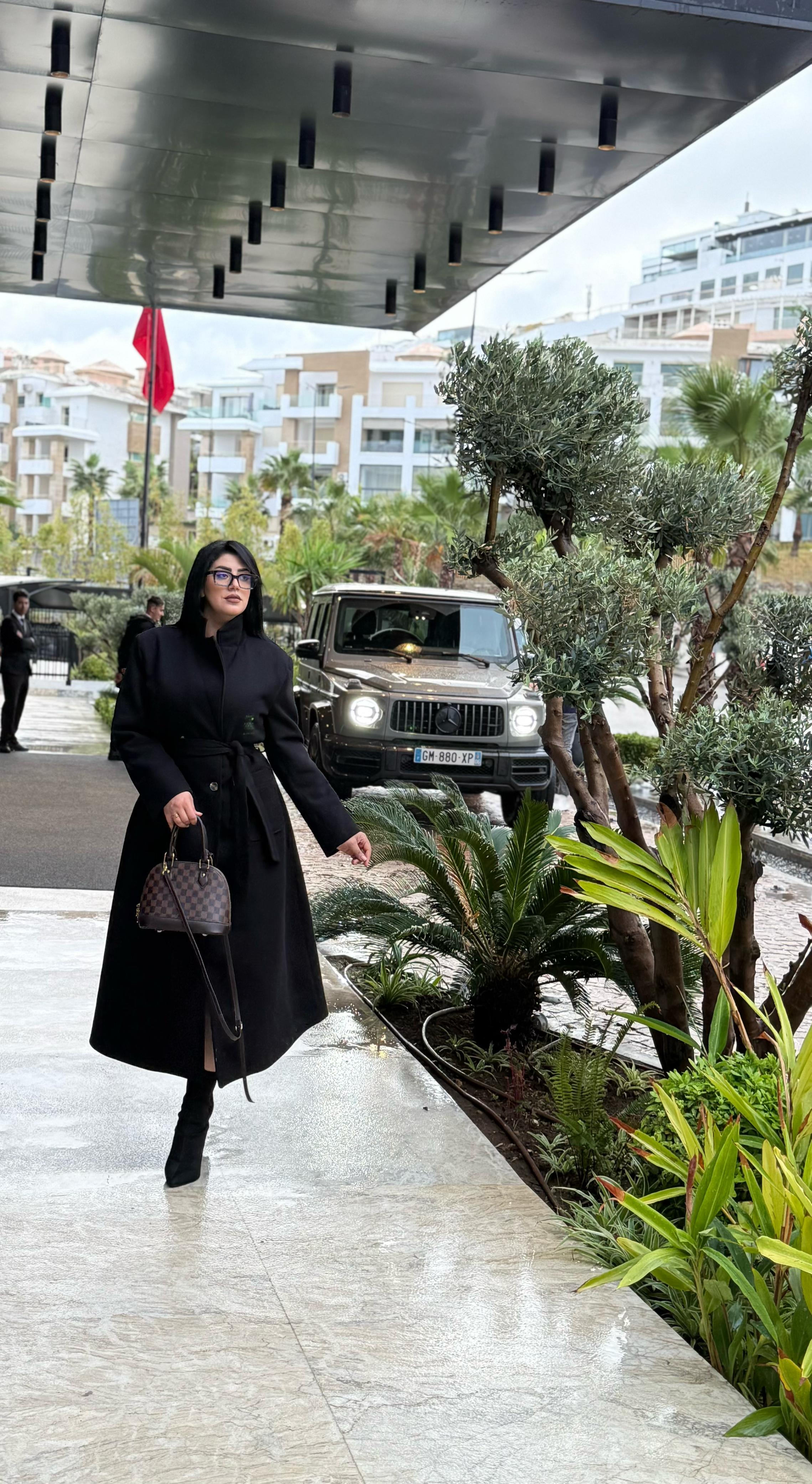 Manteau Noir Long Oversize Femme – avec Ceinture